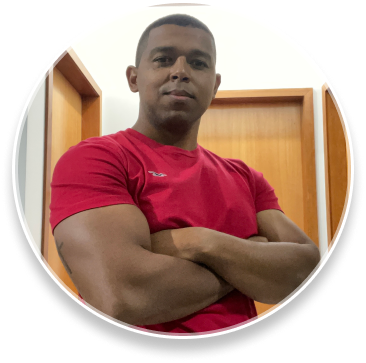Foto de Maycon Rocha, usando uma camiseta de cor vemelha.